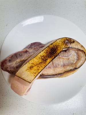 請商家把五花肉皮上的豬毛燒乾淨,拿回家用溫水泡一會兒,再用小刀把皮刮得乾乾淨淨,放旁邊備用。
我特意備了雙倍(500克)的豬肉,不然只切一點嚟炒的話,肥肉佔比就太高了,單炒肥的或單炒瘦的都不好吃,半肥半瘦一起炒又太多。索性煮肉的時候把雙倍量的全煮了,省得下次再煮麻煩,這次炒只挑一部分用,剩下的留著下回做其他菜,超省事。