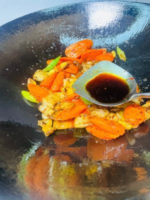 加1.5湯匙生抽、1湯匙蠔油,再丟蒜苗葉進去,快速翻炒幾下就可以出鍋啦!