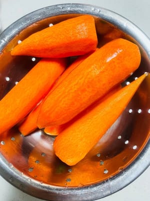 紅蘿蔔削掉皮,先整個放那兒,等會兒再切。