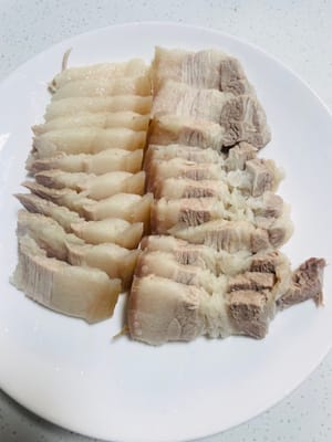 五花肉撈出嚟洗乾淨,切成薄片,肥的瘦的分開放!等會兒炒的時候肥的要先下鍋“表演”煉油,這步很關鍵。