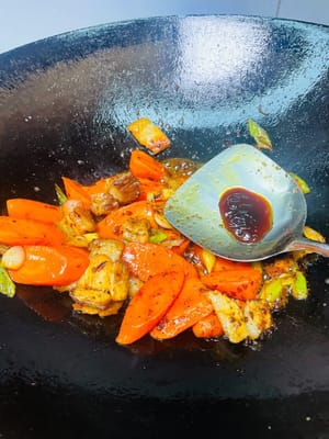 加1.5湯匙生抽、1湯匙蠔油,再丟蒜苗葉進去,快速翻炒幾下就可以出鍋啦!