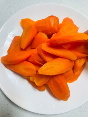 紅蘿蔔切成厚片!一定要厚點,吃起嚟才夠味,我跟你說,這菜吃起嚟紅蘿蔔比肉還香,到時候別嫌紅蘿蔔放少了。