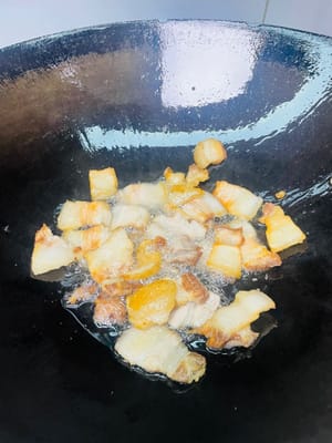 鍋裡倒油,先把肥五花肉放進去煉油,中小火慢煉,記得蓋鍋蓋!要操作的時候先關火或調小火,等鍋裡不噼裡啪啦響了再開蓋,別被油濺到毀容,煉個2-3分鐘就行。
再把瘦五花肉也倒進去一起炒,還是蓋著鍋蓋防濺油,炒到肉的兩面有點焦焦的香感,這味兒就對了。