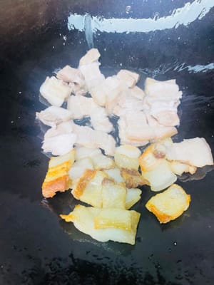 鍋裡倒油,先把肥五花肉放進去煉油,中小火慢煉,記得蓋鍋蓋!要操作的時候先關火或調小火,等鍋裡不噼裡啪啦響了再開蓋,別被油濺到毀容,煉個2-3分鐘就行。
再把瘦五花肉也倒進去一起炒,還是蓋著鍋蓋防濺油,炒到肉的兩面有點焦焦的香感,這味兒就對了。