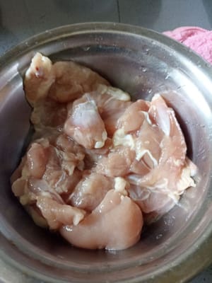 닭을 씻고 깨끗이 한 후 물기를 닦아냅니다.