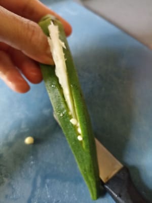 한줄로 자르고 씨를 제거한다
