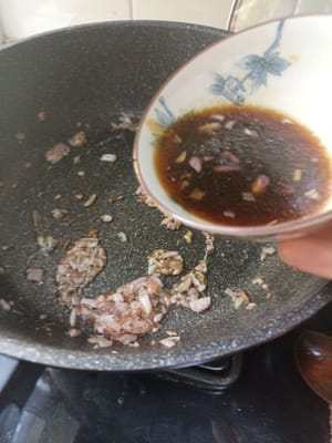 添加酱汁混合物并搅拌。