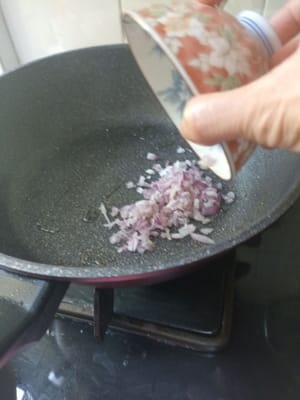 다진 양파를 아직 뜨겁고 '여성의 손가락'을 튀기고 남은 기름이 있는 팬에 넣으세요. 향긋한 냄새가 나고 노릇노릇해질 때까지 볶아주세요.
