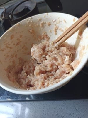 고기가 잘 섞이고 부드러워지며 손에 붙지 않을 때까지 저어줍니다.