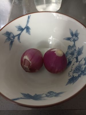 샬롯을 씻고 껍질을 벗기세요