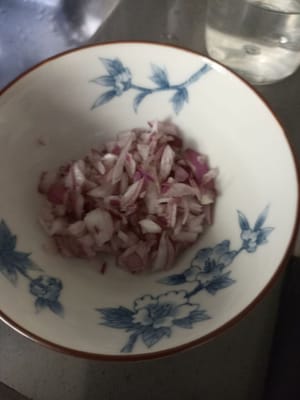 将红葱头切成薄片