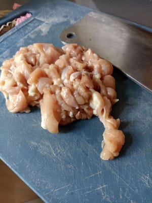 닭고기를 조각으로 자르다