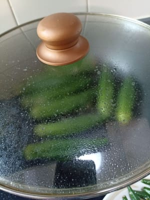 朋友们，我盖上锅盖，这样肉的内部就能快速煎熟，因为我会用一点油，偶尔翻面，直到肉熟透（3-4分钟）。如果还没完全煎熟，就重复同样的步骤。