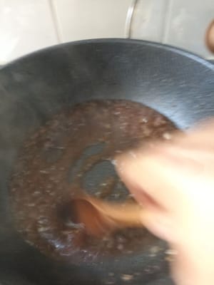 걸쭉해지면 불을 끕니다.