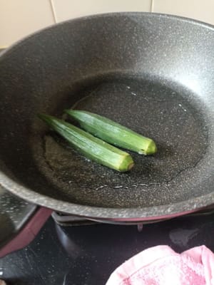 기름이 뜨거워지면 하나씩 넣으세요.