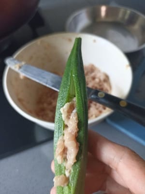 닭고기를 계속해서 손가락에 채우고, 닭고기가 채워지고 단단해질 때까지 천천히 넣습니다.