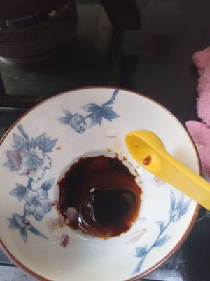 소스 재료를 계속 섞다가 굴소스 1큰술, 간장 1/2작은술, 깨끗한 물 4큰술, 옥수수가루 1/4큰술을 넣고 저어줍니다.