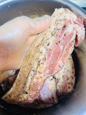 삼겹살 각 조각에 양념 소금을 골고루 문지른 후 그릇에 담습니다.

실내 온도가 10도 이상일 경우, 그릇을 냉장 보관합니다.

하루에 한 번씩 삼겹살을 뒤집어 아랫면을 위로 올려 양념이 골고루 배도록 합니다. 5일 동안 재워둡니다.