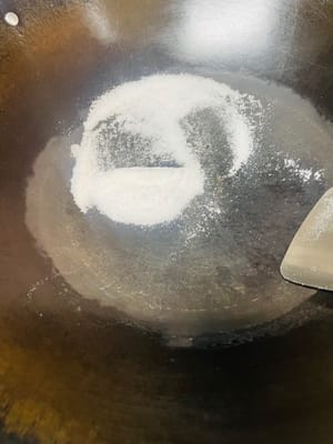 먼저 냄비에 굵은 소금을 넣고 중약불에서 소금 알갱이가 끓어오를 때까지 볶습니다.