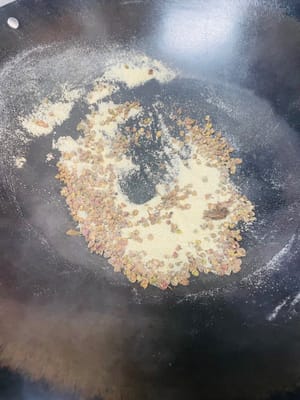 월계수 잎과 회향 씨앗은 마지막에 넣으세요. 이 두 가지는 쉽게 타기 때문에 남은 열로 살짝 데워주기만 하면 됩니다.

조리 중에 식으면 불을 가장 약하게 줄이고 타지 않도록 잠시 데워주세요.

조리된 소금과 향신료를 푸드 프로세서에 넣고 갈아주세요. 이 혼합물은 쌀가루를 입혀 돼지고기를 찌거나, 소금 후추 새우를 만들거나, 심지어 팬케이크에 넣어 풍미를 더하는 데에도 사용할 수 있습니다!