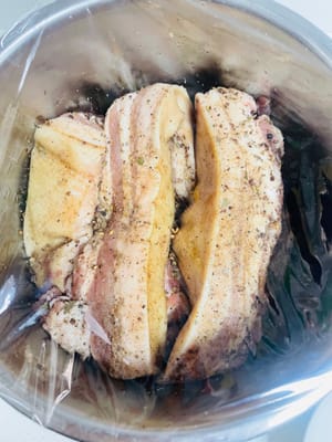 삼겹살 각 조각에 양념 소금을 골고루 문지른 후 그릇에 담습니다.

실내 온도가 10도 이상일 경우, 그릇을 냉장 보관합니다.

하루에 한 번씩 삼겹살을 뒤집어 아랫면을 위로 올려 양념이 골고루 배도록 합니다. 5일 동안 재워둡니다.