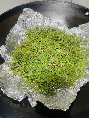 뚜껑이 있는 냄비를 준비하고 바닥에 삼나무 잎을 깔아주세요 (삼나무 잎이 없으면 말린 오렌지 껍질이나 찻잎을 사용해도 됩니다).

냄비 안에 그릴 석쇠를 넣고, 석쇠와 냄비 바닥 사이에 약간의 공간을 두어 연기가 잘 퍼질 수 있도록 합니다. 석쇠 위에 고기를 올리고 냄비 뚜껑을 덮은 후 가장 약한 불에서 훈제하기 시작합니다.

⚠️ 중요: 훈제하는 동안 절대 자리를 비우지 마세요! 자리를 비워야 할 경우 화재를 예방하기 위해 반드시 불을 끄세요! 한 번에 1~2시간씩 훈제하고, 두 번이면 충분합니다. 저는 더 진한 풍미를 위해 이틀에 걸쳐 훈제했습니다.