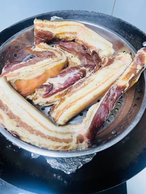 뚜껑이 있는 냄비를 준비하고 바닥에 삼나무 잎을 깔아주세요 (삼나무 잎이 없으면 말린 오렌지 껍질이나 찻잎을 사용해도 됩니다).

냄비 안에 그릴 석쇠를 넣고, 석쇠와 냄비 바닥 사이에 약간의 공간을 두어 연기가 잘 퍼질 수 있도록 합니다. 석쇠 위에 고기를 올리고 냄비 뚜껑을 덮은 후 가장 약한 불에서 훈제하기 시작합니다.

⚠️ 중요: 훈제하는 동안 절대 자리를 비우지 마세요! 자리를 비워야 할 경우 화재를 예방하기 위해 반드시 불을 끄세요! 한 번에 1~2시간씩 훈제하고, 두 번이면 충분합니다. 저는 더 진한 풍미를 위해 이틀에 걸쳐 훈제했습니다.