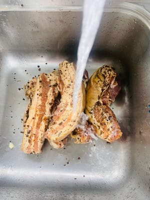 양념에 재워둔 고기를 꺼내어 표면에 묻은 양념과 소금을 씻어내고 물기를 완전히 제거한 후 말립니다.