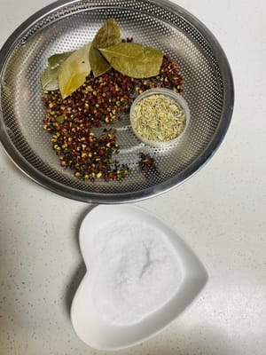 향신료 준비: 사천 후추, 팔각, 월계수 잎, 회향 씨앗을 준비합니다. 맛을 중요하게 생각한다면 씻어서 사용해도 좋지만, 귀찮다면 그대로 사용해도 됩니다.