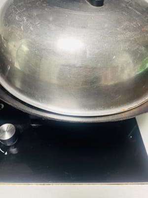 뚜껑이 있는 냄비를 준비하고 바닥에 삼나무 잎을 깔아주세요 (삼나무 잎이 없으면 말린 오렌지 껍질이나 찻잎을 사용해도 됩니다).

냄비 안에 그릴 석쇠를 넣고, 석쇠와 냄비 바닥 사이에 약간의 공간을 두어 연기가 잘 퍼질 수 있도록 합니다. 석쇠 위에 고기를 올리고 냄비 뚜껑을 덮은 후 가장 약한 불에서 훈제하기 시작합니다.

⚠️ 중요: 훈제하는 동안 절대 자리를 비우지 마세요! 자리를 비워야 할 경우 화재를 예방하기 위해 반드시 불을 끄세요! 한 번에 1~2시간씩 훈제하고, 두 번이면 충분합니다. 저는 더 진한 풍미를 위해 이틀에 걸쳐 훈제했습니다.