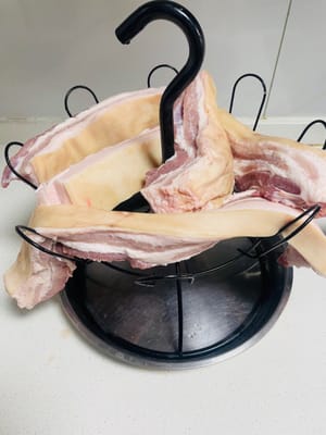 돼지고기 준비: 전통적으로는 고기를 씻지 않지만, 저희는 위생을 중요하게 생각하기 때문에 삼겹살을 깨끗이 씻은 후 키친타월이나 발코니에서 자연 건조합니다. 그런 다음 도수가 높은 화이트 리큐어를 뿌려줍니다.