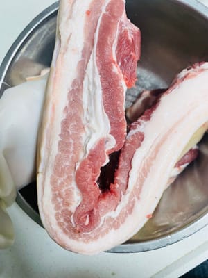 돼지고기 준비: 전통적으로는 고기를 씻지 않지만, 저희는 위생을 중요하게 생각하기 때문에 삼겹살을 깨끗이 씻은 후 키친타월이나 발코니에서 자연 건조합니다. 그런 다음 도수가 높은 화이트 리큐어를 뿌려줍니다.