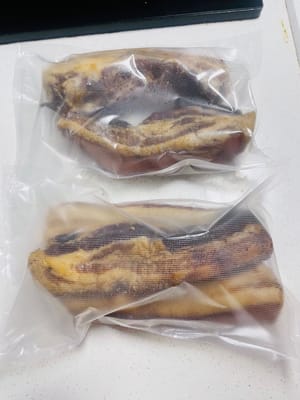 훈제 고기를 꺼내 공기 중에서 건조시키고, 드라이어로 말린 후 밀봉하여 냉동 보관하세요. 1년 동안 문제없이 보관 가능하며, 먹기 전에 해동해서 사용하세요.