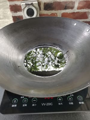 Prepara una sartén, vierte el aceite y espera hasta que esté caliente.