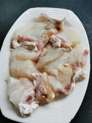 Lave el pescado limpio y luego séquelo.