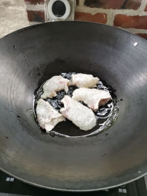 Luego freír el pescado a fuego lento