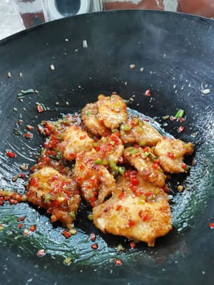 Luego agrega el pescado frito, revuelve hasta que esté mezclado uniformemente y ponlo en un plato.