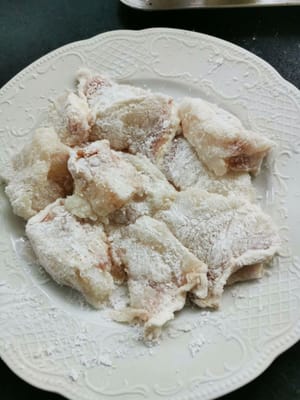 Cubrir el pescado con harina de tapioca