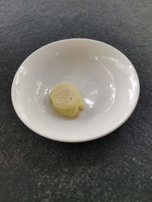 trozos de jengibre en rodajas picados