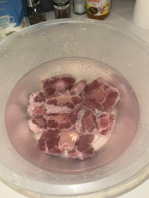Faire tremper la queue de bœuf dans de l'eau froide pendant au moins 4 heures
