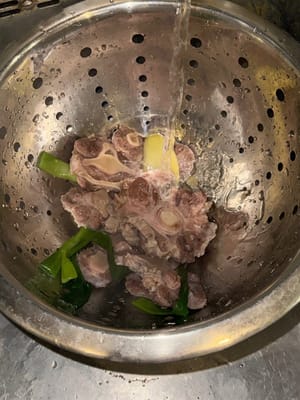 Laver la queue de bœuf blanchie à l'eau chaude