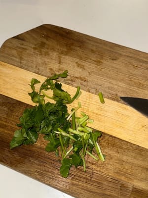 Hacher l'oignon vert et la coriandre pour la garniture