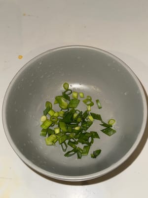 Potong daun bawang dan daun ketumbar untuk hiasan