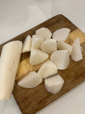 Après avoir épluché le radis, coupez-le en morceaux comme indiqué