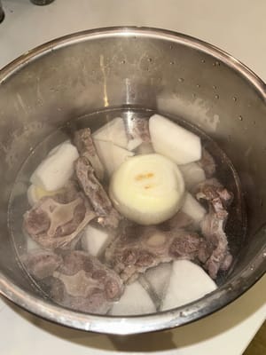 Mettez tous les ingrédients (y compris l'oignon entier non coupé) dans une casserole à haute pression, ajoutez de l'eau bouillante jusqu'à ce que tous les ingrédients soient immergés, j'ai ajouté 2 cuillères à soupe de sel comme assaisonnement de base