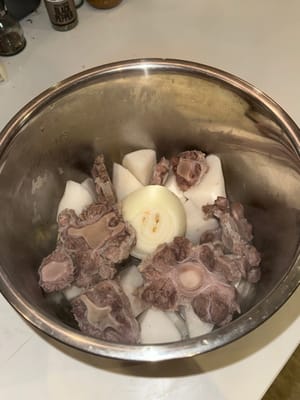 masukkan semua bahan (termasuk bawang bombay utuh yang belum dipotong) ke dalam panci bertekanan tinggi, tambahkan air mendidih sampai semua bahan terendam, saya tambahkan 2 sdm garam sebagai bumbu dasar