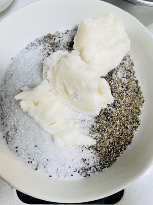 Prendete un contenitore più grande e versateci a turno il sesamo nero in polvere, il latte condensato, il latte in polvere, lo strutto e lo zucchero. Aggiungete quindi le arachidi sbattute, le noci e il liquido delle uova. Mescolate con le mani fino a quando tutti gli ingredienti non saranno completamente amalgamati. Infine, impastate fino a formare delle palline di circa 20 grammi ciascuna e mettetele da parte.