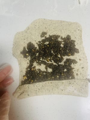 Rotolo di fiori di twill. Procedimento:
1. Stendere l'impasto in una sfoglia rettangolare larga circa 20 cm e lunga 25 cm.
2. Distribuire uniformemente il ripieno di sesamo nero sulla superficie della sfoglia e arrotolarla da un'estremità all'altra. Spruzzare un po' d'acqua sulla chiusura (è possibile arrotolare prima i bordi sottili per farli aderire meglio).
3. Stringere bene le estremità durante l'arrotolamento per evitare che il ripieno fuoriesca. Quindi, capovolgere l'impasto e premerlo delicatamente con un mattarello per renderlo uniformemente spesso.
4. Mettere l'impasto preparato in una vaporiera e tagliare nella lunghezza desiderata. Lasciarlo lievitare fino al raddoppio del volume.