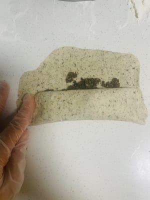 Rotolo di fiori di twill. Procedimento:
1. Stendere l'impasto in una sfoglia rettangolare larga circa 20 cm e lunga 25 cm.
2. Distribuire uniformemente il ripieno di sesamo nero sulla superficie della sfoglia e arrotolarla da un'estremità all'altra. Spruzzare un po' d'acqua sulla chiusura (è possibile arrotolare prima i bordi sottili per farli aderire meglio).
3. Stringere bene le estremità durante l'arrotolamento per evitare che il ripieno fuoriesca. Quindi, capovolgere l'impasto e premerlo delicatamente con un mattarello per renderlo uniformemente spesso.
4. Mettere l'impasto preparato in una vaporiera e tagliare nella lunghezza desiderata. Lasciarlo lievitare fino al raddoppio del volume.