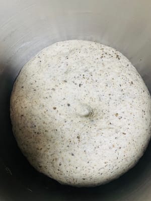 將麵團材料(麵粉、黑芝麻粉、酵母、水、鹽、糖與奶粉)一同放入和麵桶中,揉製麵團至表面光滑。隨後覆蓋保鮮膜,置於適宜環境中發酵至體積變為原嚟的兩倍。